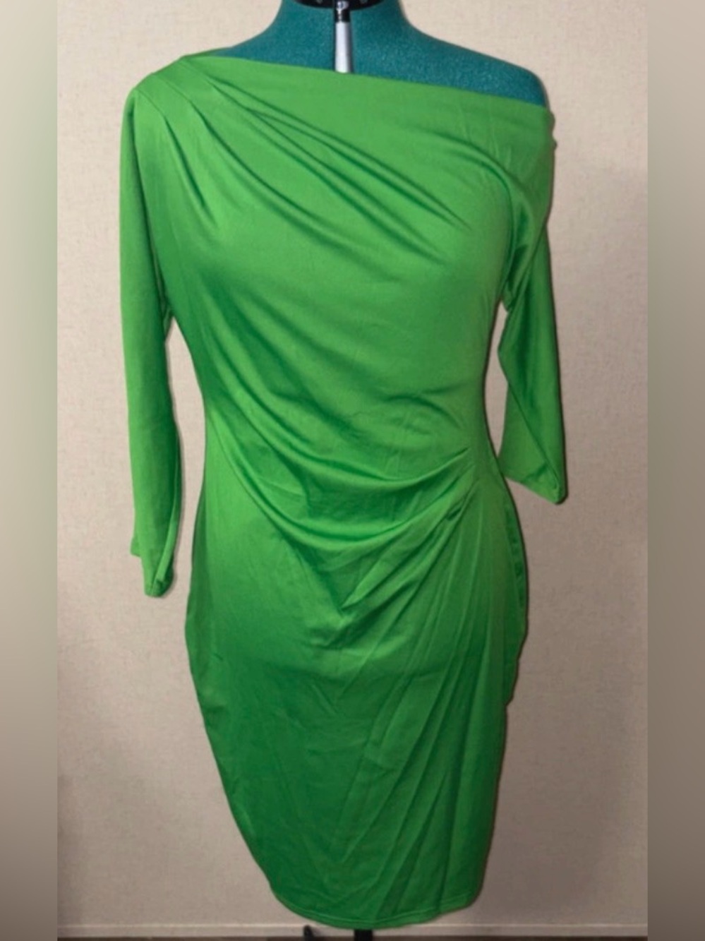 Flawless green off-shoulder dress, a bodycon classic beauty. 3/4 sleeves. Pics!